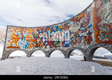 Gudauri, Georgien - 1. Mai 2019: Das Russland-Georgien-Denkmal der Freundschaft oder des Vertrags von Georgievsk ist ein Denkmal, das 1983 erbaut wurde und sich am Ge befindet Stockfoto