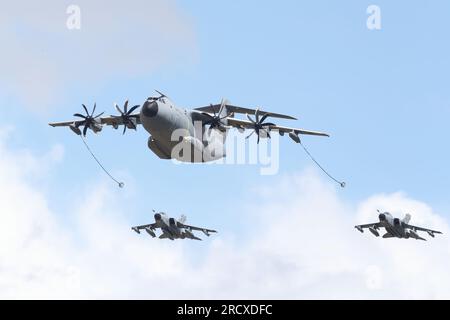 Airbus A400M simuliert das Luft-Luft-Betanken mit zwei Panavia Tornado Mehrrollenjets bei RIAT 2023 bei RAF Fairford, Gloucestershire, Großbritannien Stockfoto