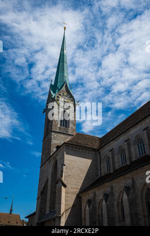 Fraumunster-Kirchturm mit Uhr in der Züricher Stadt Schweiz. Kleiner Winkel, Sommertag, keine Menschen. Stockfoto