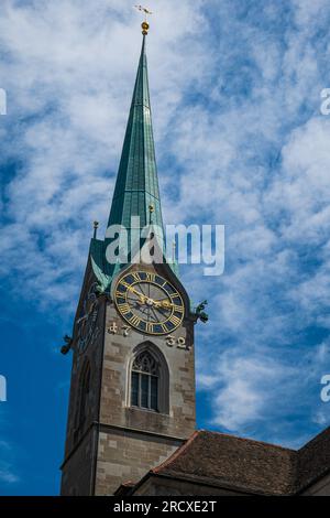 Fraumunster-Kirchturm mit Uhr in der Züricher Stadt Schweiz. Kleiner Winkel, Sommertag, keine Menschen. Stockfoto