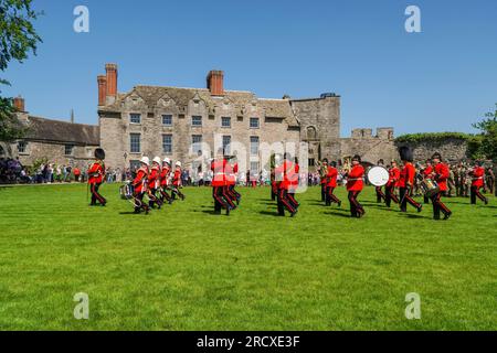 Royal Welsh Military Band, Veteranen und Kadetten feiern die Bekräftigung für ihre Freiheit der Grafschaft auf dem Gelände von Hay Castle Powys Wales UK Stockfoto