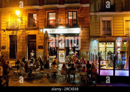 Nachts sitzen Leute auf der Terrasse. Felipe V Street, Madrid, Spanien. Stockfoto