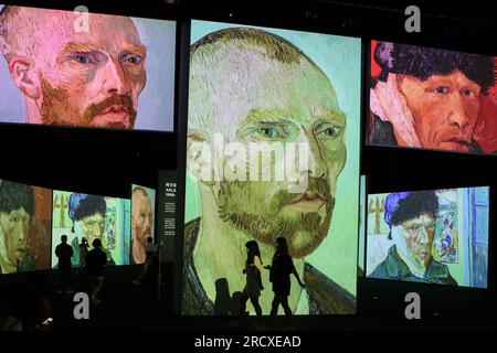 (230717) -- SHANGHAI, 17. Juli 2023 (Xinhua) -- Menschen besuchen die immersive Ausstellung "Van Gogh Alive: The Experience" im World Expo Museum at Night in Shanghai, Ostchina, 16. Juli 2023. Das World Expo Museum in Schanghai im Osten Chinas erweitert seine Öffnungszeiten an jedem Freitag, Samstag, Sonntag und an Feiertagen vom 12. Mai bis zum 10. September 2023. Die beeindruckende Ausstellung „Van Gogh Alive: The Experience“ ist auch nachts geöffnet und schafft ein beeindruckendes Erlebnis durch Multimedia-Displays mit fast 3.000 Van Gogh-Werken, Manuskripten und Briefen. Während der Abendstunden organisiert das Museum die Erkundung Stockfoto