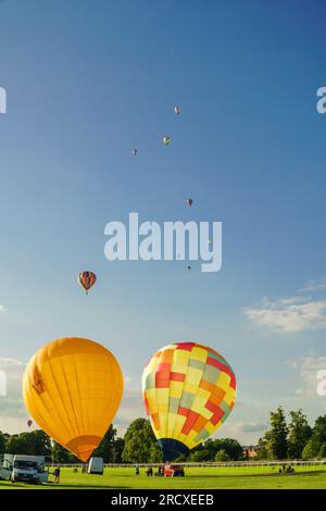 Heißluftballonbegeisterte steigen beim ersten Balloon Festival in Worcester England in den Himmel. Juni 2023 Stockfoto