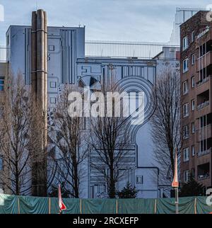 Legendäres futuristisches Wandbild von Eduardo Paolozzi, erschaffen 1976. Und vor kurzem nach dem Abriss des Gebäudes freigelegt wurden. Budapester Straße 35, Mitte, Berlin Stockfoto