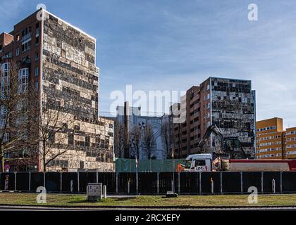 Legendäres futuristisches Wandbild von Eduardo Paolozzi, erschaffen 1976. Und vor kurzem nach dem Abriss des Gebäudes freigelegt wurden. Budapester Straße 35, Mitte, Berlin Stockfoto