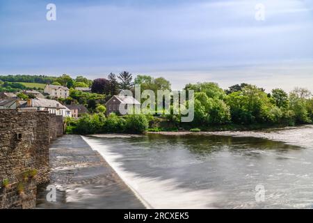 Blick von der Crickhowell Bridge aus dem 18. Jahrhundert über den Fluss Usk und Wehr. Powys Wales UK. Mai 2023 Stockfoto