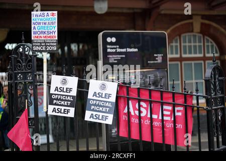 Aktenfoto vom 31.05/23 von Mitgliedern der Fahrergewerkschaft Aslef an der Streikpostenlinie am Bahnhof Moor Street in Birmingham, da von den Triebfahrzeugführern ein neues Überstundenverbot angekündigt wurde, das zu einer Unterbrechung des Dienstes während der Sommerferien führen könnte. Stockfoto