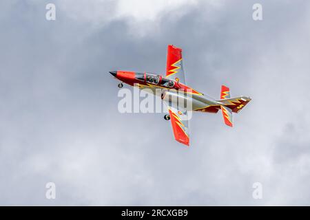 Patrulla Águila CASA C-101 Aviojet in der Luft auf der Royal International Air Tattoo 2023. Stockfoto