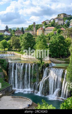 Blick über den Pliva Wasserfall in Jajce mit der Stadt im Hintergrund. Zentralbosnisch-Herzegowina, Balkanhalbinsel, Osteuropa. Stockfoto