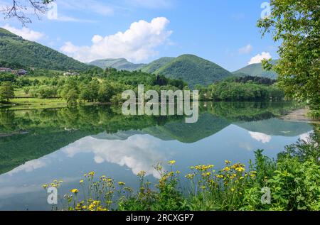 Mit Blick auf den Pliva-See am Stadtrand von Jajce. Zentralbosnisch-Herzegowina, Balkanhalbinsel, Osteuropa. Stockfoto
