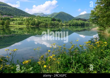 Mit Blick auf den Pliva-See am Stadtrand von Jajce. Zentralbosnisch-Herzegowina, Balkanhalbinsel, Osteuropa. Stockfoto