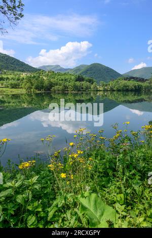 Mit Blick auf den Pliva-See am Stadtrand von Jajce. Zentralbosnisch-Herzegowina, Balkanhalbinsel, Osteuropa. Stockfoto