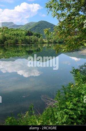 Mit Blick auf den Pliva-See am Stadtrand von Jajce. Zentralbosnisch-Herzegowina, Balkanhalbinsel, Osteuropa. Stockfoto