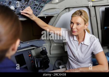 Pilot im Cockpit des Flugzeugs Stockfoto