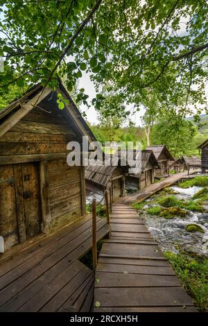 Alte hölzerne Wassermühlen im Pliva Park am Rande des Pliva Sees nahe Jajce im Zentrum von Bosnien-Herzegowina, Balkan-Halbinsel, Osteuropa. Stockfoto