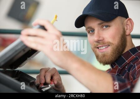 Ein Mann, der einen Werkzeugkasten öffnet Stockfoto