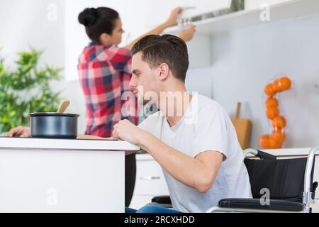 Behinderte im Rollstuhl zusammen - Mann paar kochen Stockfoto