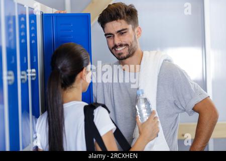 Mann und Frau, die im Umkleideraum reden Stockfoto