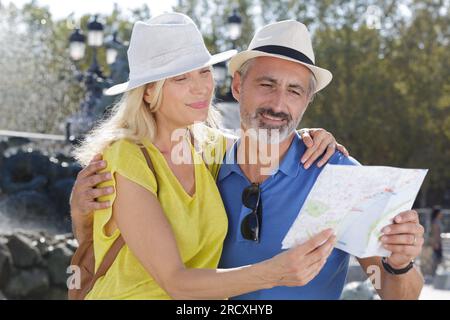 Reifes Paar Lesen einer Karte Stockfoto