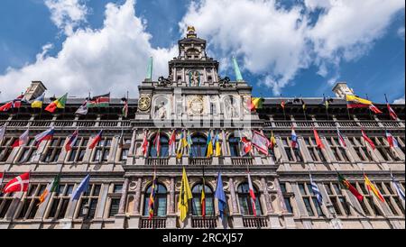 Antwerpener Rathaus mit Flaggen, Belgien. Stockfoto