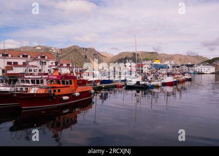 Hafen von Honningsvåg nördlichste Stadt auf dem norwegischen Festland Europa an einem schönen Juli Tag mit festgefahrenen Fischerbooten Stockfoto