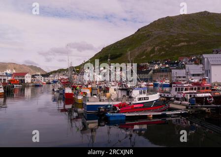 Der nördlichste Hafen von Honningsvåg liegt auf dem norwegischen Festland Europa an einem schönen Juli-Tag mit festgefahrenen Fischerbooten sowohl für Binnen- als auch für Tiefseefischereifahrzeuge Stockfoto