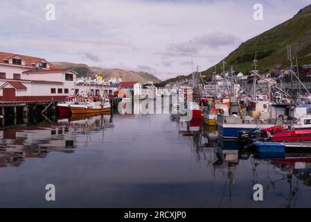 Der nördlichste Hafen von Honningsvåg liegt auf dem norwegischen Festland Europa an einem schönen Juli-Tag mit festgefahrenen Fischerbooten sowohl für Binnen- als auch für Tiefseefischereifahrzeuge Stockfoto