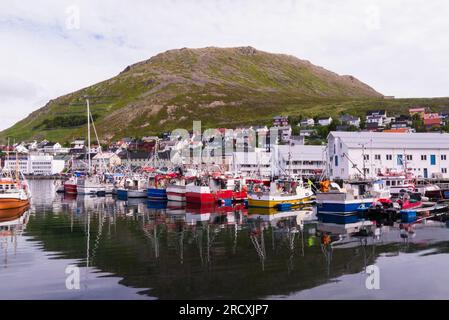 Der nördlichste Hafen von Honningsvåg liegt auf dem norwegischen Festland Europa an einem schönen Juli-Tag mit festgefahrenen Fischerbooten sowohl für Binnen- als auch für Tiefseefischereifahrzeuge Stockfoto