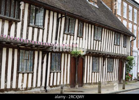 Fachwerkhäuser in Stratford-upon-Avon. Stratford-upon-Avon ist eine Stadt in der englischen Grafschaft Warwickshire, die für ihre gut erhaltene Tudor-Stil h bekannt ist Stockfoto