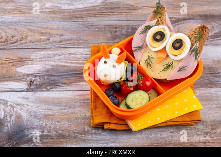 Lustiges Eulensandwich mit Käse und Schinken und Ei in Kaninchenform. Schulessen für Kinder. Speicherplatz kopieren Stockfoto