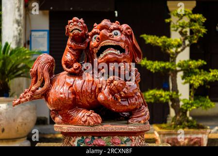 Detail der glasierten Terrakotta-Statue am Literaturtempel in Hanoi, Vietnam Stockfoto