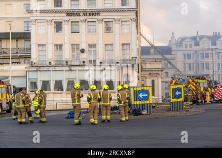 Das Albion Hotel Brighton wird zerstört, während das Feuer durch das Hotel in Brighton, East Sussex, Großbritannien, fliegt Stockfoto