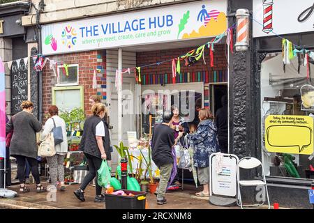 Ein geschäftiges Village Hub an der Devonport Road am Fun Day 2023. Stoke Village Fair und Funday ist eine nervige Veranstaltung in Devonport, Plymouth. Die Hauptstraße ist C. Stockfoto