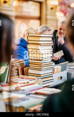 Stapel gebrauchter Bücher auf dem Schreibtisch des Buchladens Stockfoto