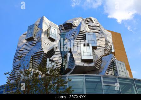 ARLES, FRANKREICH - 1. OKTOBER 2021: Besichtigung des Luma-Gebäudes in Arles, Frankreich. Tour Luma ist ein lokales Kunstzentrum und wurde von Frank Gehry entworfen. Stockfoto