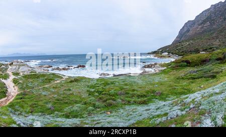 Millers Point Reservat mit Blick auf die False Bay Atlantic Indian Ocean Headland Bay eine malerische Landschaft. Stockfoto