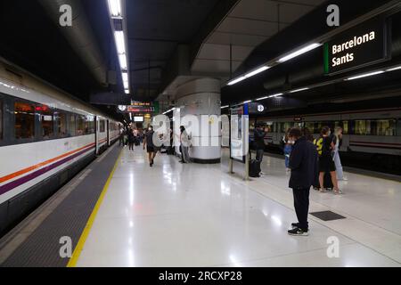 BARCELONA, SPANIEN - 8. OKTOBER 2021: Menschen warten am Bahnhof Barcelona Sants in Spanien. Stockfoto