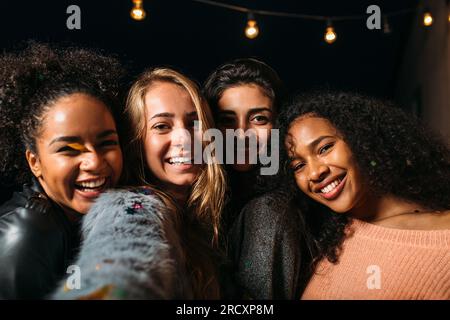 Porträt von vier verschiedenen Frauen, die Selfie machen und lächeln Stockfoto