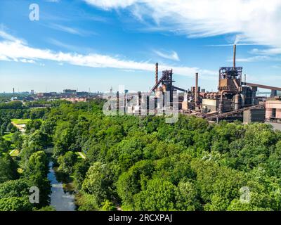 Der Volkspark Schwelgern in Duisburg Marxloh, seit 1925, Stadtpark gespendet von August Thyssen, direkt auf den Höfen der thyssenkrupp Steel ste Stockfoto