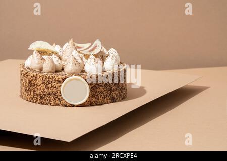 Ein leckerer Desserteller mit Baiser-Dessert, serviert auf einem Pappteller und garniert mit Sahne Stockfoto