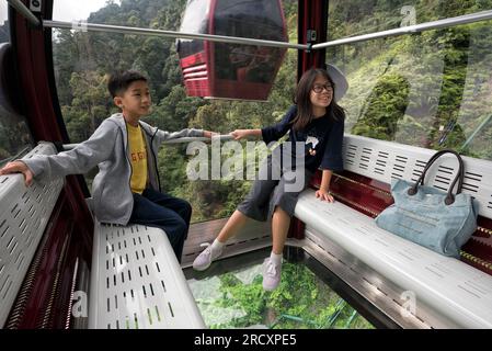 Genting Highland, Malaysia - 20. November 2018: Kinder genießen die Kabine der Awana Skyway Seilbahn mit transparentem Glasboden, Genting Highland, M Stockfoto