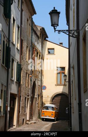 Blick auf die Straße in Padua, Italien. Stadt in der italienischen Region Venetien. Stockfoto