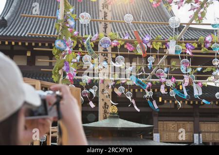 Kawasaki, Japan. 17. Juli 2023. Am 17. Juli 2023 fotografieren die Menschen auf dem Markt für Windspiele „Furin-Ichi“ in den Bezirken des Kawasaki Daishi Heikenji Tempels in Kawasaki, Präfektur Kanagawa, Japan. Foto: Keizo Mori/UPI Credit: UPI/Alamy Live News Stockfoto