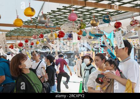 Kawasaki, Japan. 17. Juli 2023. Ein Kunde prüft am 17. Juli 2023 die Windspiele auf dem Markt „Furin-Ichi“ in den Bezirken des Kawasaki Daishi Heikenji Tempels in Kawasaki, Präfektur Kanagawa, Japan. Windspiele werden auf 800 Arten und 20.000 Stück verkauft. Foto: Keizo Mori/UPI Credit: UPI/Alamy Live News Stockfoto