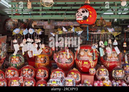 Kawasaki, Japan. 17. Juli 2023. Windspiele werden am Freitag, den 17. Juli 2023, auf dem Windspiel-Markt „Furin-Ichi“ in der Einkaufsstraße Nakamise in Kawasaki, Präfektur Kanagawa, Japan, gezeigt. Foto: Keizo Mori/UPI Credit: UPI/Alamy Live News Stockfoto