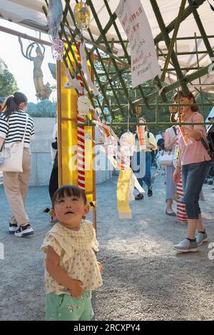 Kawasaki, Japan. 17. Juli 2023. Ein Kunde prüft am 17. Juli 2023 die Windspiele auf dem Markt „Furin-Ichi“ in den Bezirken des Kawasaki Daishi Heikenji Tempels in Kawasaki, Präfektur Kanagawa, Japan. Windspiele werden auf 800 Arten und 20.000 Stück verkauft. Foto: Keizo Mori/UPI Credit: UPI/Alamy Live News Stockfoto