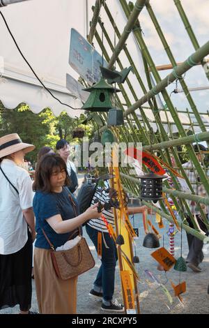 Kawasaki, Japan. 17. Juli 2023. Ein Kunde prüft am 17. Juli 2023 die Windspiele auf dem Markt „Furin-Ichi“ in den Bezirken des Kawasaki Daishi Heikenji Tempels in Kawasaki, Präfektur Kanagawa, Japan. Windspiele werden auf 800 Arten und 20.000 Stück verkauft. Foto: Keizo Mori/UPI Credit: UPI/Alamy Live News Stockfoto