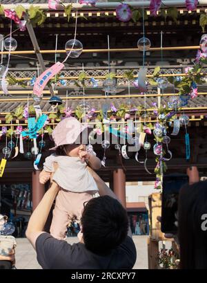 Kawasaki, Japan. 17. Juli 2023. Am 17. Juli 2023 fotografieren die Menschen auf dem Markt für Windspiele „Furin-Ichi“ in den Bezirken des Kawasaki Daishi Heikenji Tempels in Kawasaki, Präfektur Kanagawa, Japan. Foto: Keizo Mori/UPI Credit: UPI/Alamy Live News Stockfoto