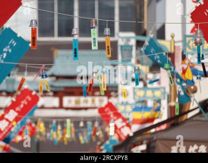 Kawasaki, Japan. 17. Juli 2023. Windspiele werden am Freitag, den 17. Juli 2023, auf dem Windspiel-Markt „Furin-Ichi“ in der Einkaufsstraße Nakamise in Kawasaki, Präfektur Kanagawa, Japan, gezeigt. Foto: Keizo Mori/UPI Credit: UPI/Alamy Live News Stockfoto